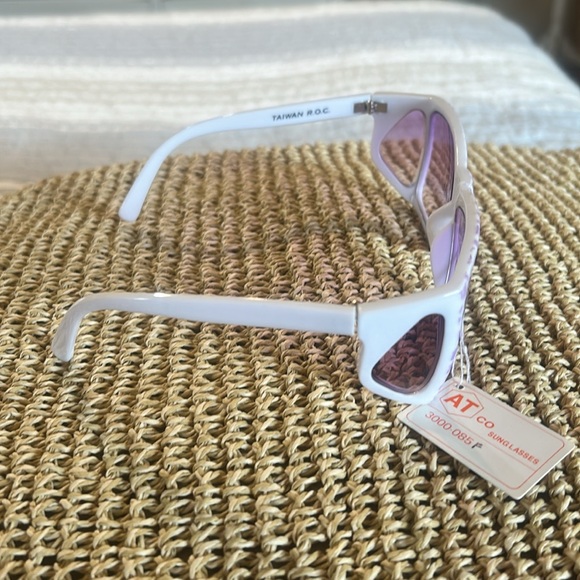 R.O.C Taiwan Lavender and White Sunglasses NWT - Picture 6 of 7